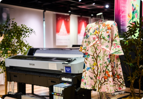 布、衣類、Tシャツ、トートバッグ、マグカップ、スマホケースなどのデザイン印刷のイメージ